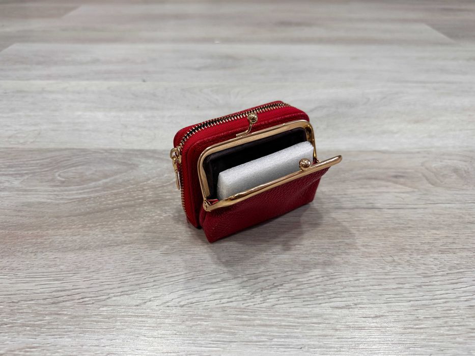 Червено дамско портмоне / малка чантичка с метална закопчалка