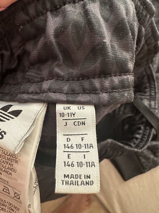 Анцунг Адидас + подарък тениска и яке