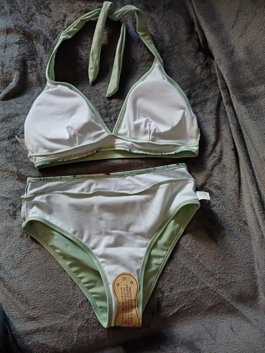 Vand set costum baie din 3 piese, model deosebit, masura S, nou