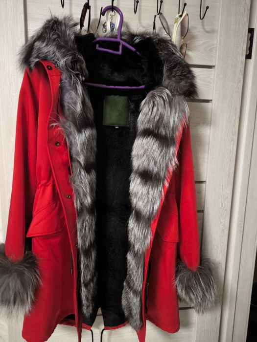Продается женская парка.