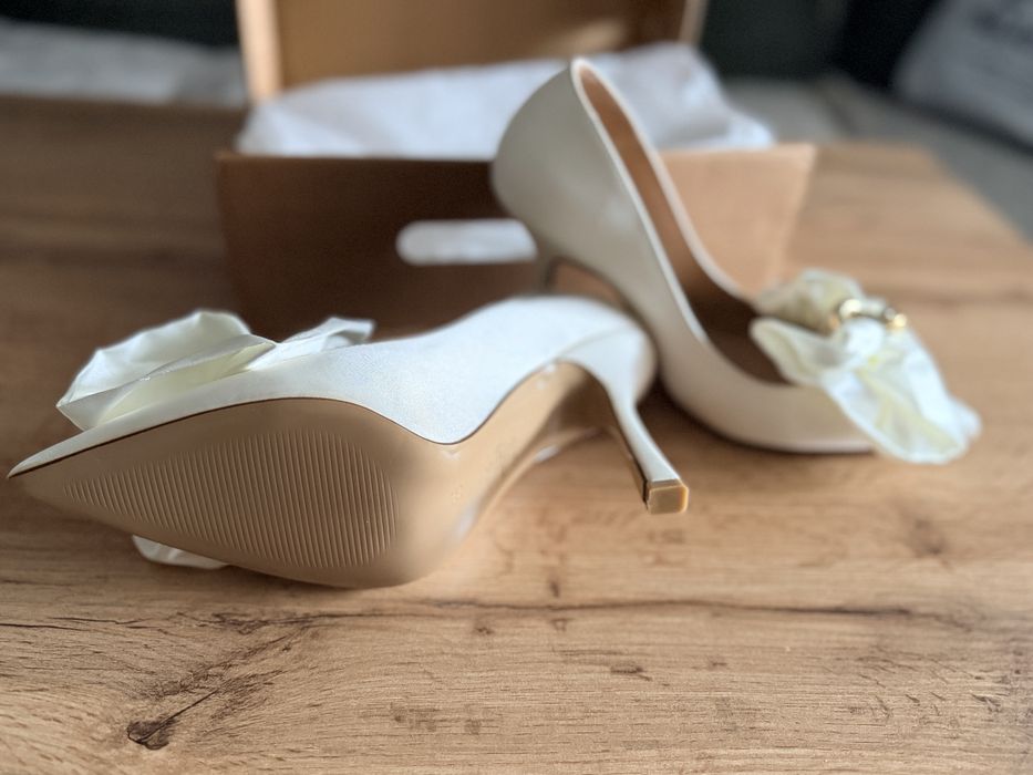 Vând pantofi de mireasa Benaza