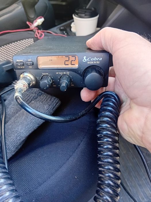 Statie auto emisie-receptie, cu antena