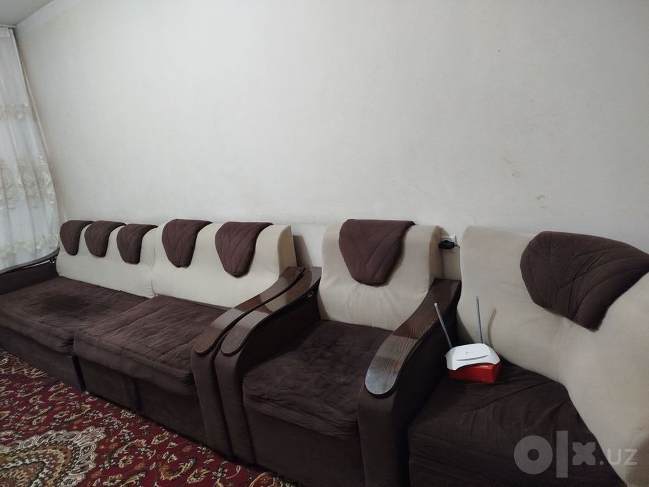 Divan zal uchun sotiladi