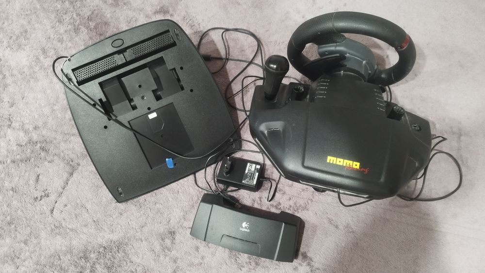 Игровой руль Logitech momo