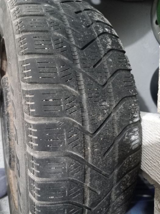 Roti cu genti de tabla și cauciucuri de iarna și capace