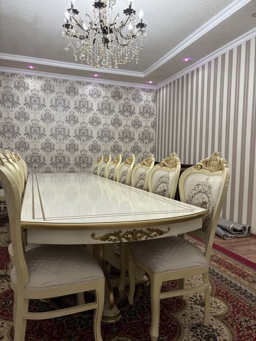 Стол и стулья для гостиной