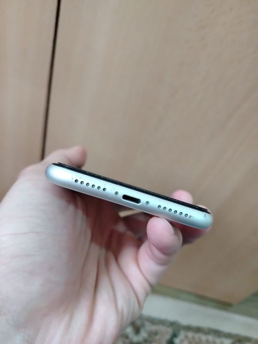 Продам Айфон 11 64