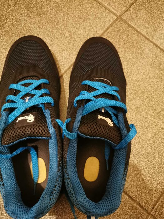 Продавам работни обувки с метлно бомбе