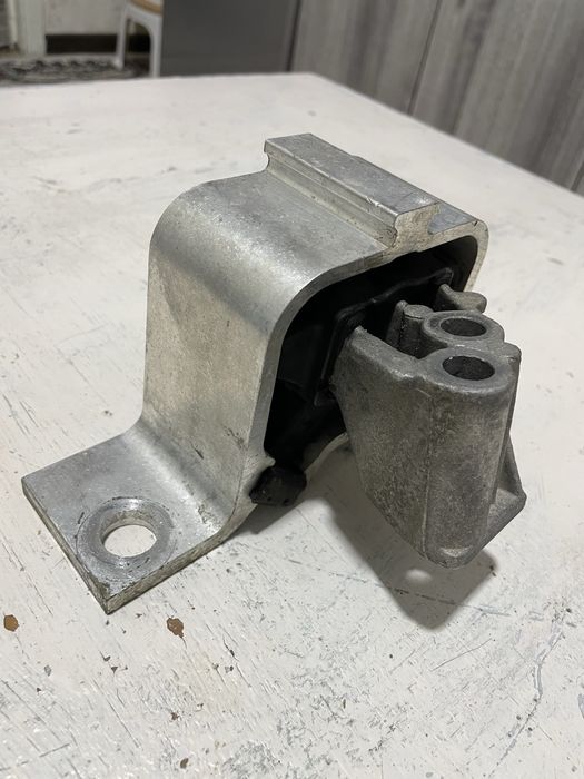 Опора двигателя правая заводская на Лада Веста