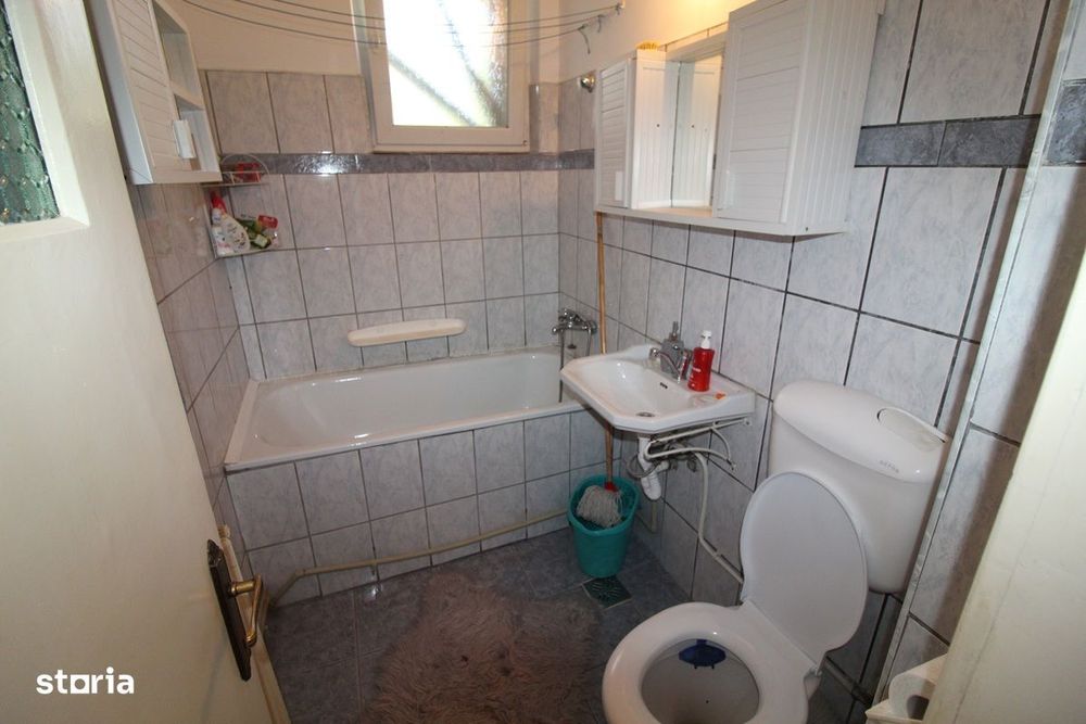 Vând apartament 2 camere în Hunedoara, zona Micro2-OMW, etaj 1...