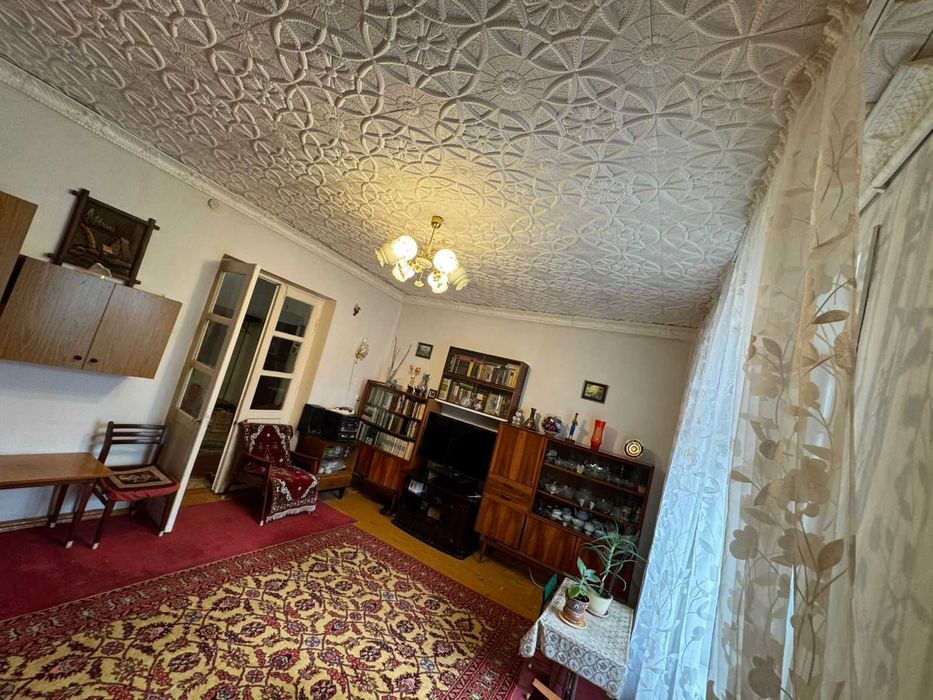 Продается  3-  комн квартира по адресу Царева  19