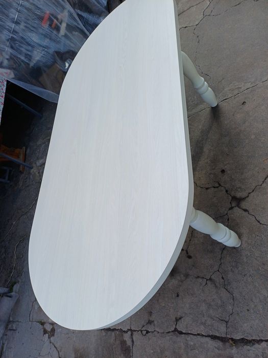 Продам стол овальный.