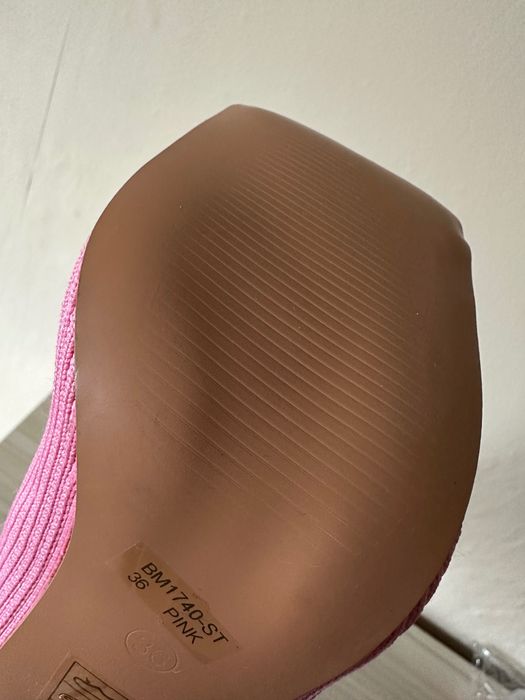 Чисто нови розови токчета