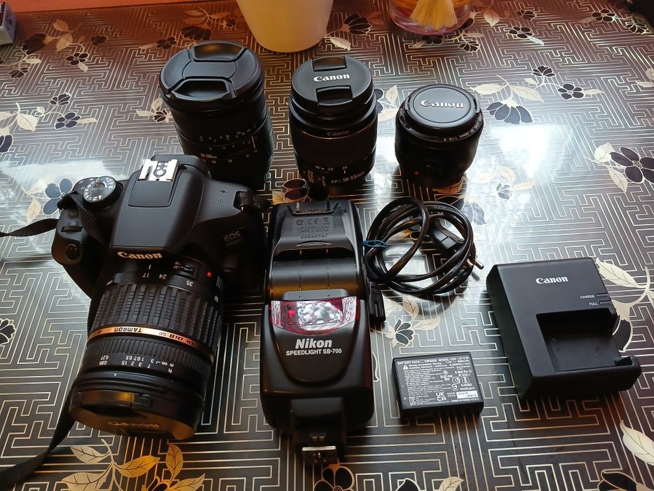 Vând cameră foto canon 2000d . Preț  2600 lei.