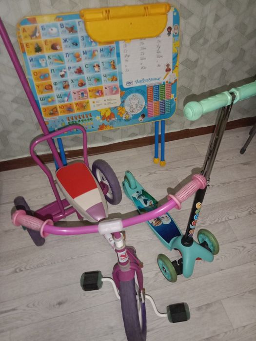 Продам для девочки стол, велосипед 3- х колесный самокат б/у