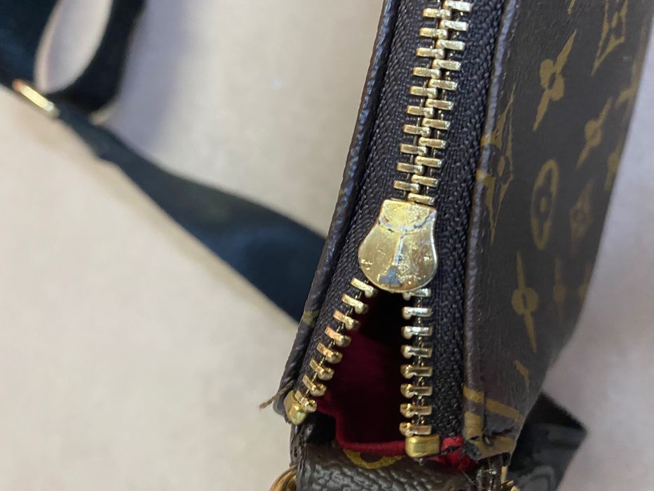 Geantă LV model Multi Pochette Accessoires cu baretă lată neagră