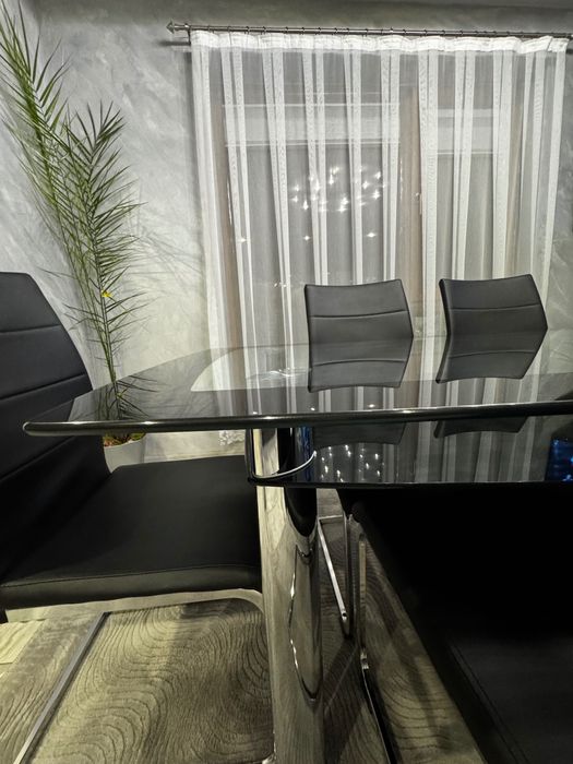 Стъклена трапезна маса