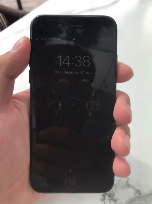Продам iPhone 7 срочно