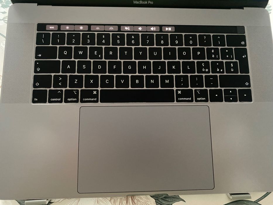 Apple MacBook Pro 2018, Touchbar, I7, 256SSD, 16GB, 4GB placa video.