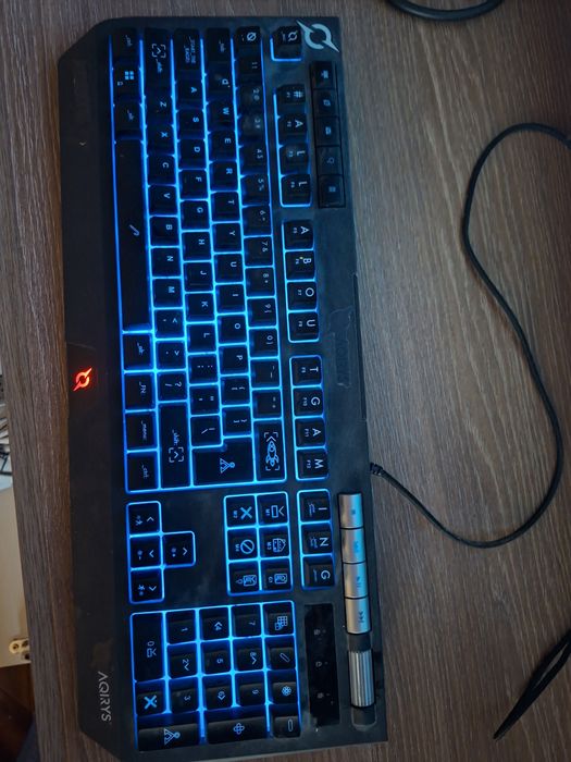 Tastatura aqirys