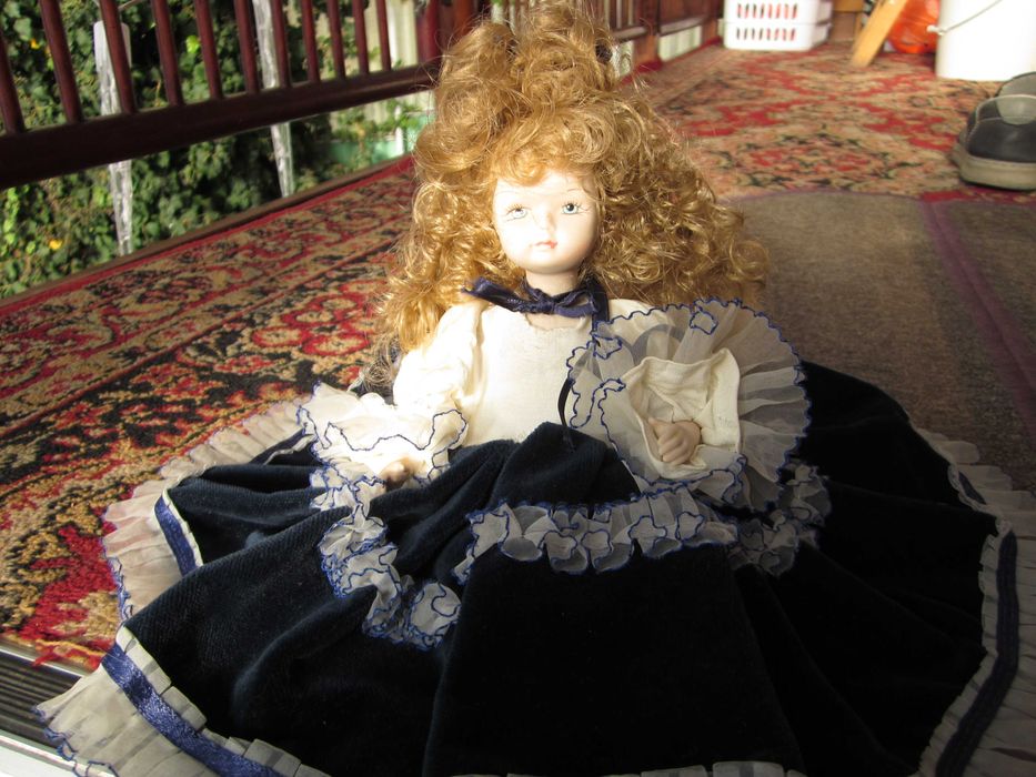 Frumoasa papusa din portelan