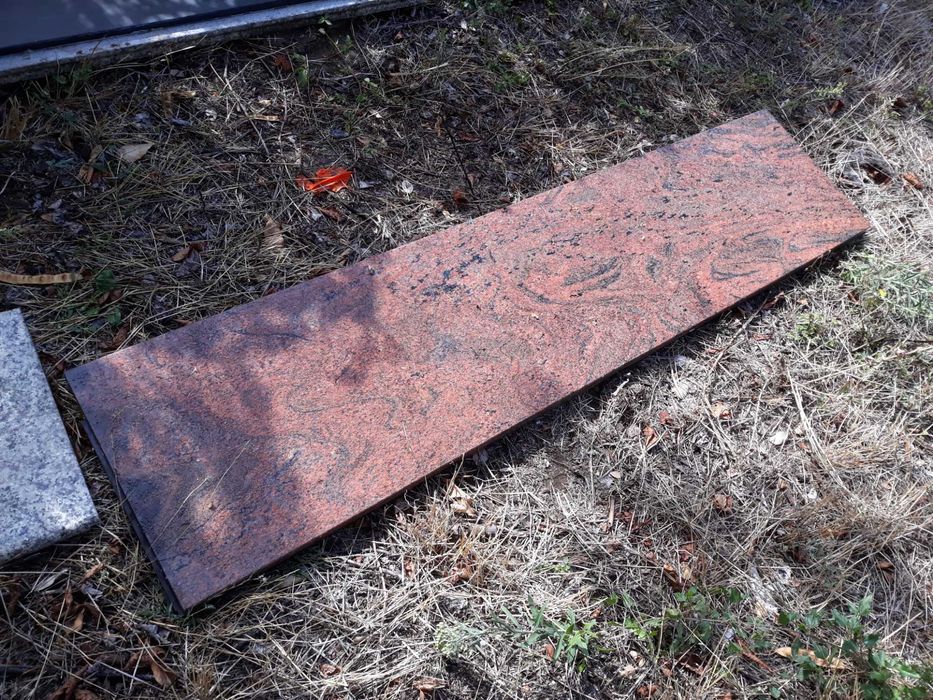 Продавам плот от червен гранит с размери 172см. х 40см