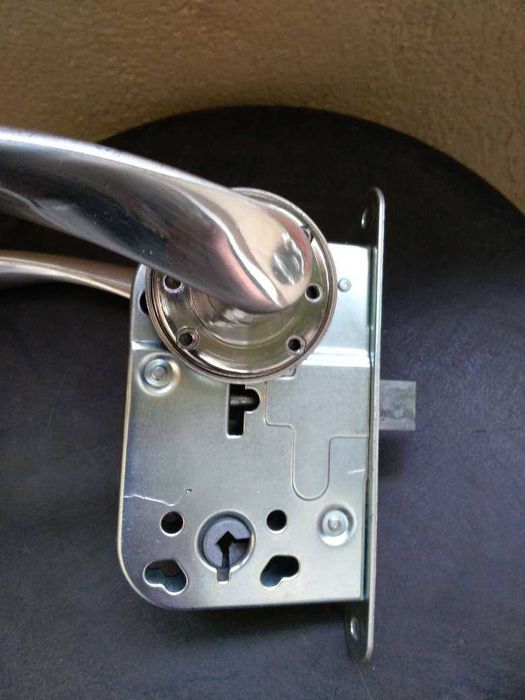 Брава за врата--