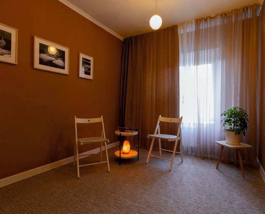 Зал 10 кв. Индивидуальные сессии. Массажи.