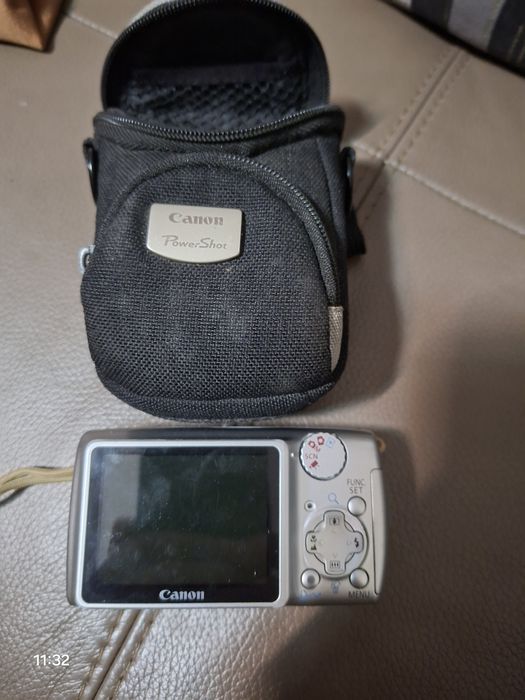 Електронен фотоапарат канон. С батерии и разлини входове за връзка.