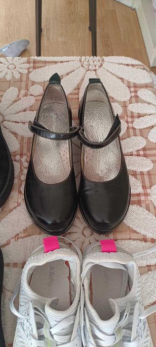 Продам детскую обувь