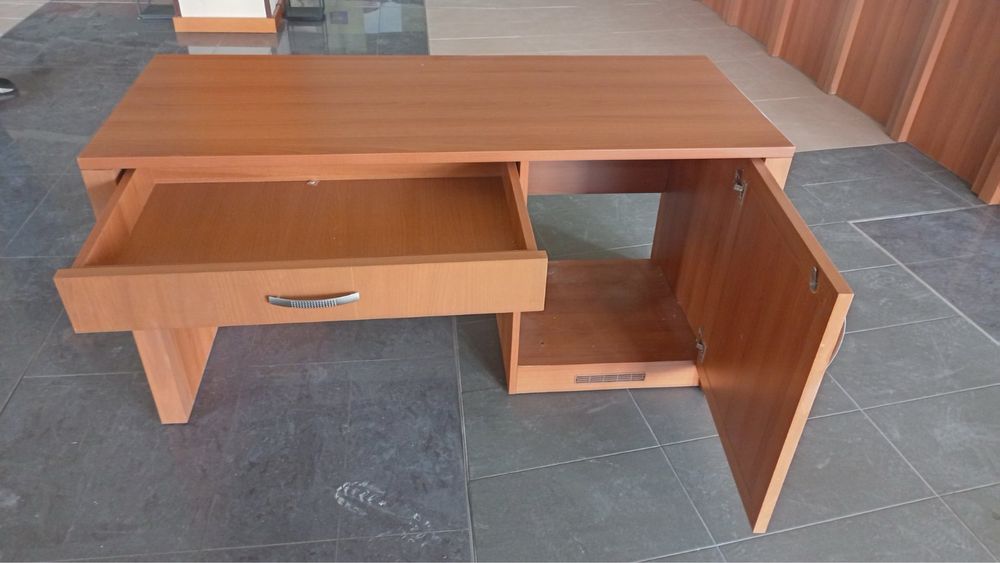 Обзавеждане-маси,бюра