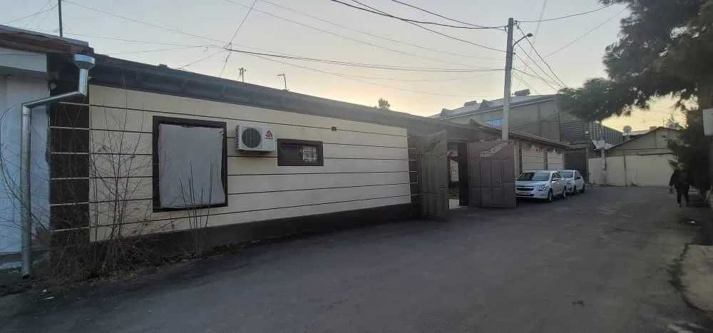 Продаётся большой угловой дом  ул. Ивлева. Можно под гостиницу