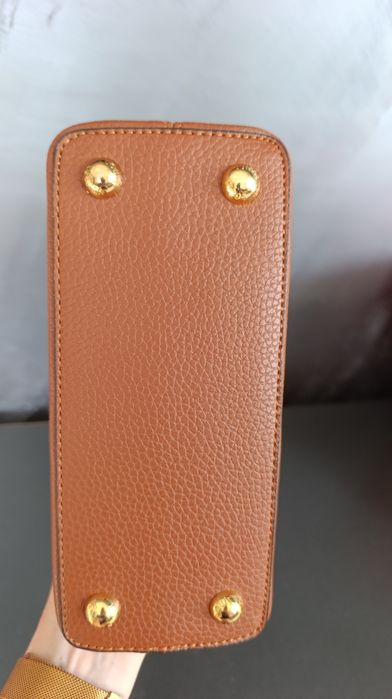 Louise Vuitton новa  кокетна малка чанта с дръжка и  за през рамо