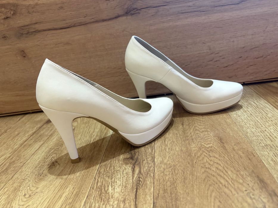 Бели обувки  на висок ток