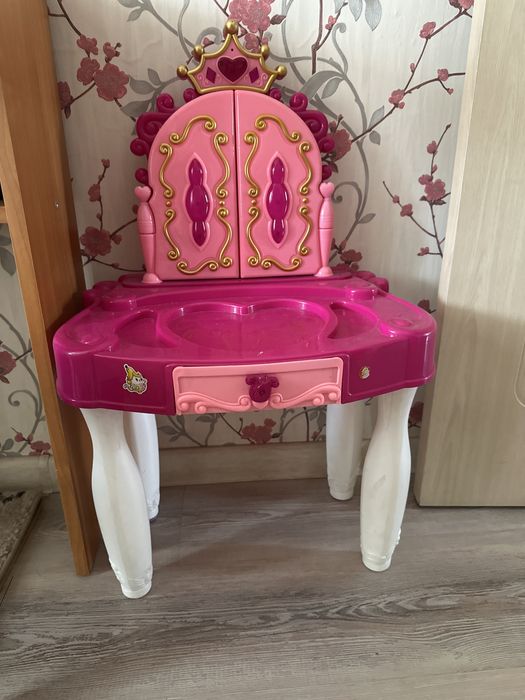 Детский туалетный столик,