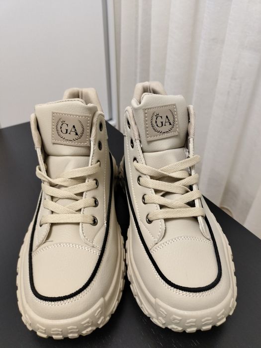 Ghete de culoare bej