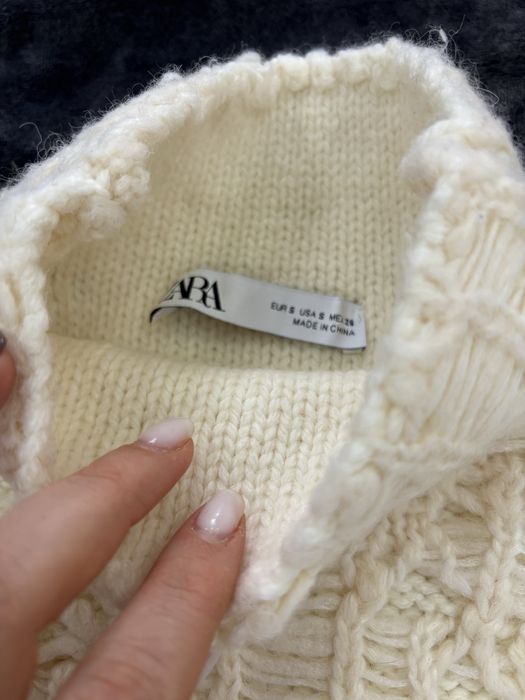 Пуловерче без ръкав екрю Zara