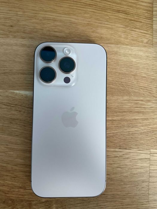 iPhone 16 Pro 256GB Desert Titanium + оригинални Apple кейсове + Quad Lock комплект