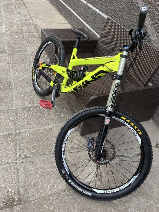 YT  Donwnhill bike