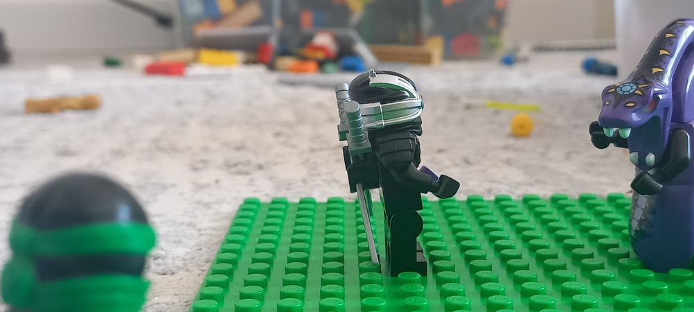 Продаю фигурки  лего