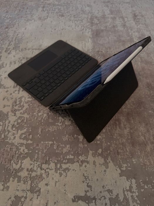 iPad Pro 12.9” 5th Gen (M1) Cellular + Apple Pencil Gen. 2 + Logitech Combo Touch