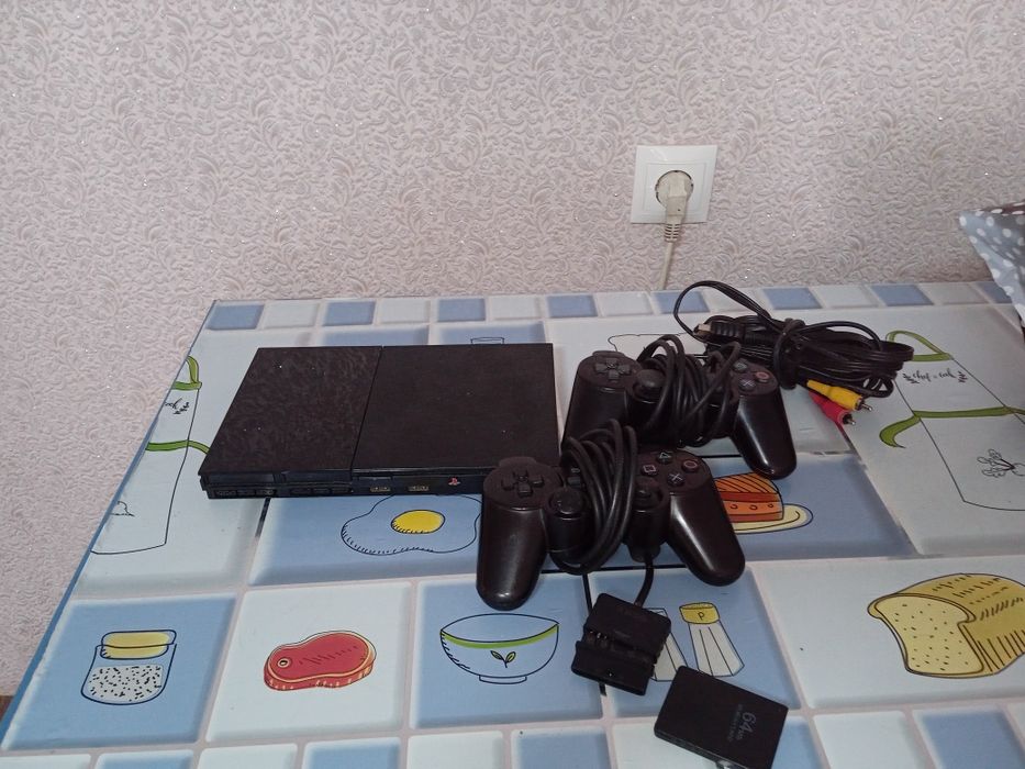Продам Play Station 2 в отличном состояний С дисками