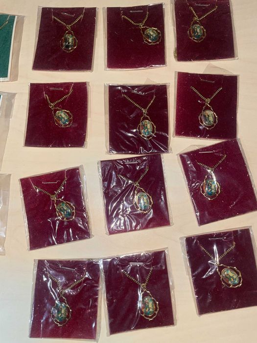 Продавам синджирчета с кръстчета и богородици.