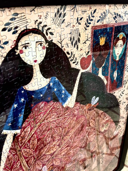 Картина Пъзел в рамка и стъкло: Снежанка, Кралицата и ябълката