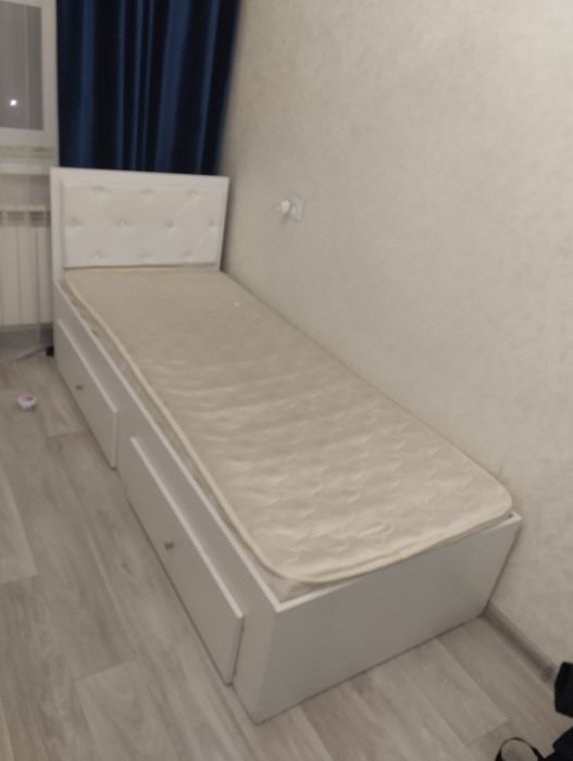 Односпальная кровать с ящиками