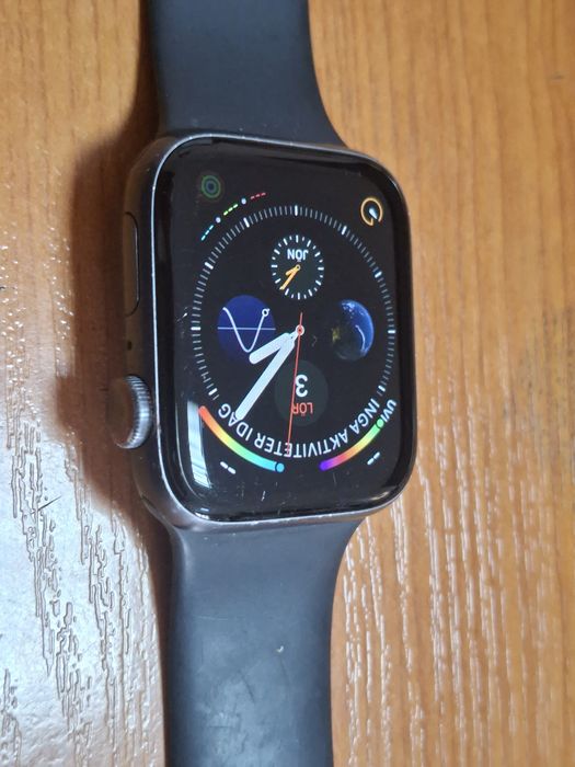 Продавам часовник  Apple watch series 5