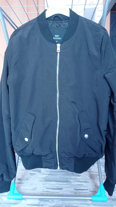 Продам бомбер чёрный.