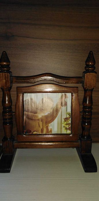 Огледало с дървена рамка