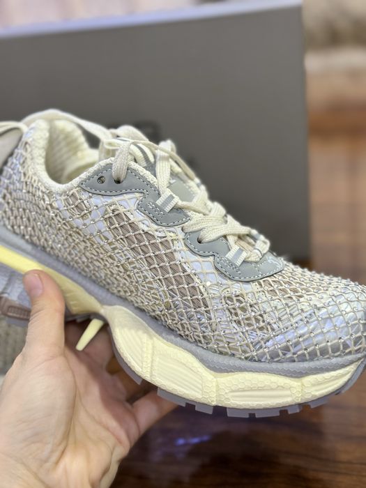 Срочно продам женские кроссовки