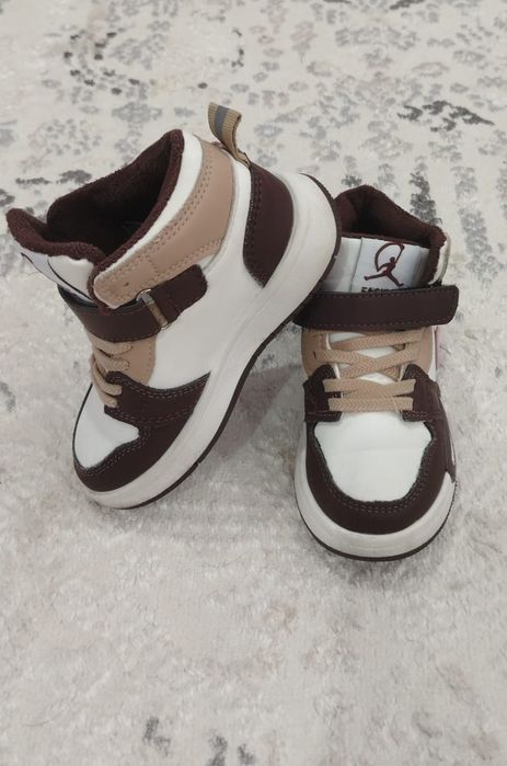 Продам детские ботинки